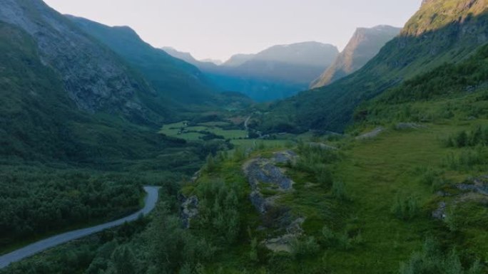 特罗尔斯蒂根路穿越挪威高地的风景鸟瞰图