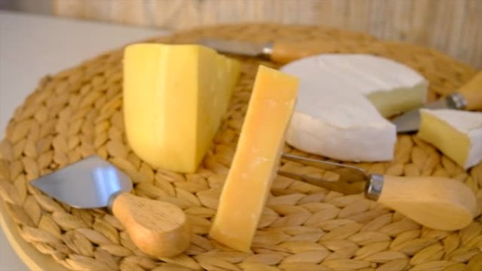 桌子上有不同的奶酪。选择性聚焦。食品。