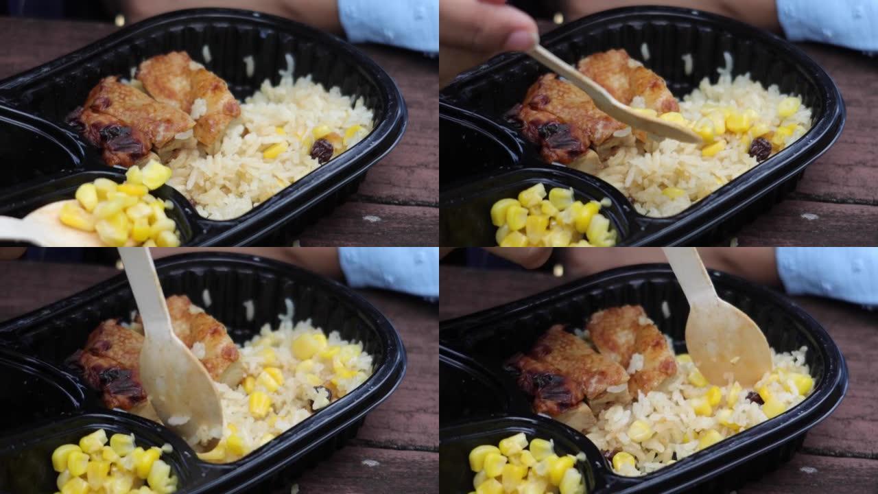 放在桌子上的外卖塑料包里的咖喱鸡和米饭