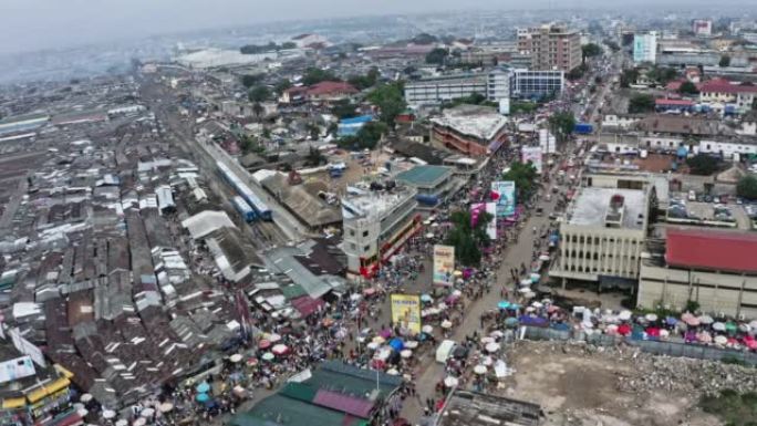 加纳阿克拉，空中无人机拍摄了阿克拉市中心的一个大市场