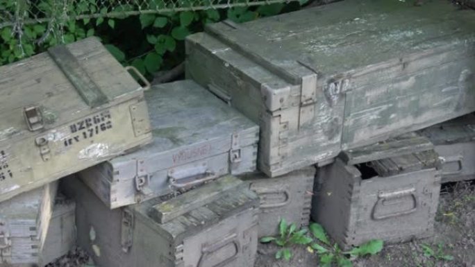 一叠装有弹药的旧木制军用绿色盒子。