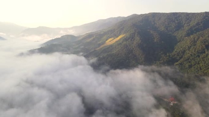 早晨，在局部山区的村庄和农田上空飞来飞去