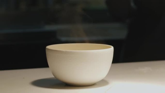 桌上放着一碗白汤