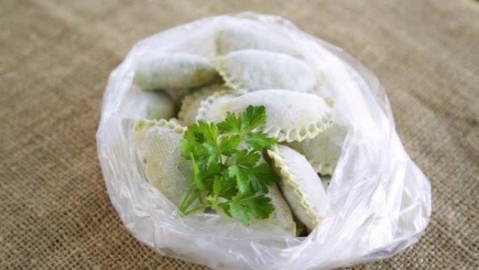 生绿色面团饺子配欧芹、莳萝。