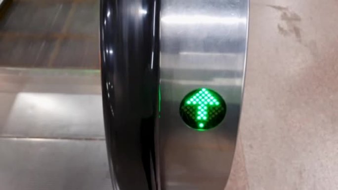 孤立的自动扶梯在早晨从平角开始带有绿色照明指示