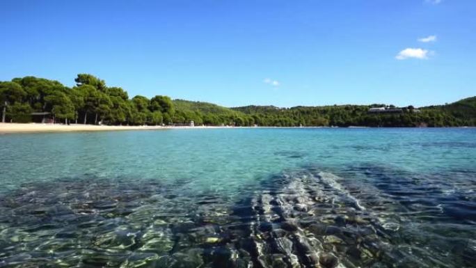 希腊斯基亚索斯岛kokounaries海滩的海水清澈