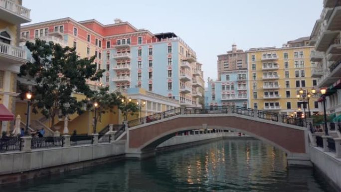 Qanat Quartier是一个小威尼斯，在多哈的卡塔尔珍珠上有桥梁复制品
