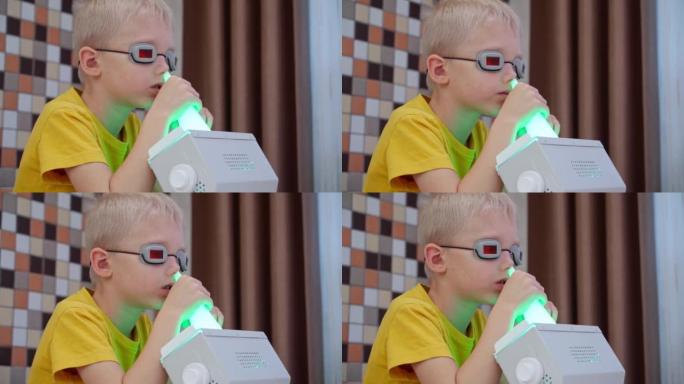一个戴着护目镜的金发男孩正在用便携式紫外线辐照器预防病毒。