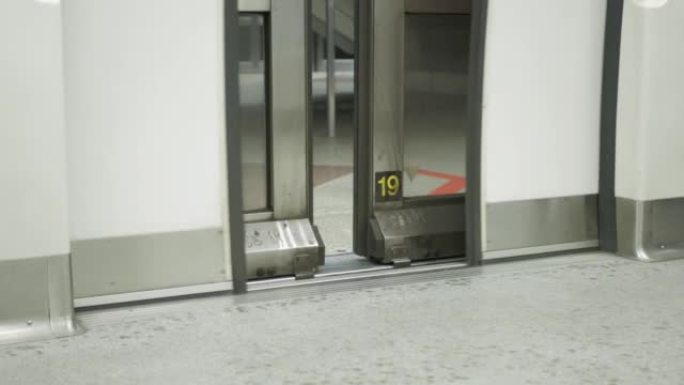 关闭doors subway的内部选定焦点视图，通勤地铁车厢上的门的视图，即平台上的门关闭。
