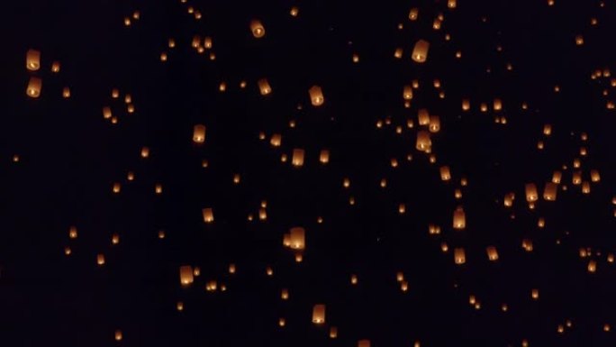 泰国清迈，游客们在伊蓬(洛伊克拉通)节上放飞天灯。