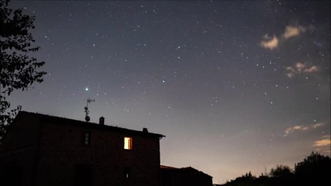 夜间天空中的星星在延时移动的高清镜头