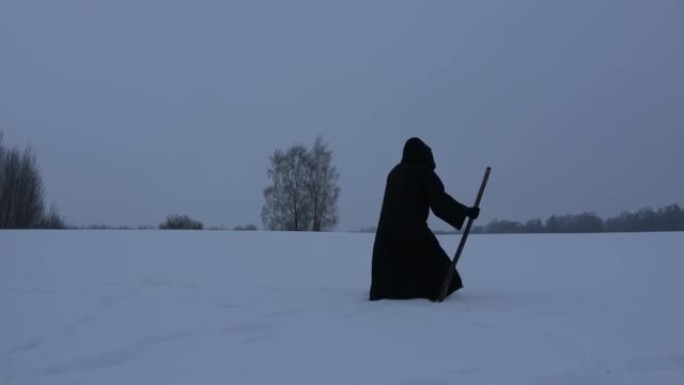 黑鸟喙面具的牌匾医生穿过白雪皑皑的田野