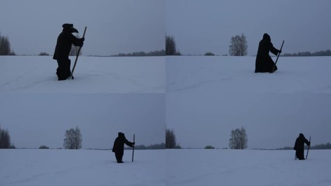黑鸟喙面具的牌匾医生穿过白雪皑皑的田野