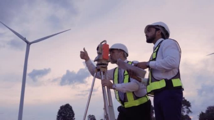 两名工程师共同致力于建造新的风车的计划。