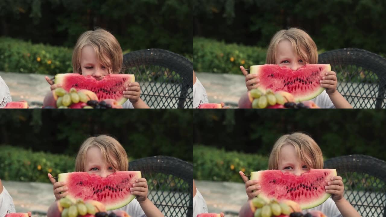 一个孩子在桌子旁玩一块西瓜。