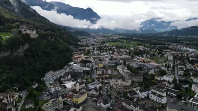 在山城上空向后飞