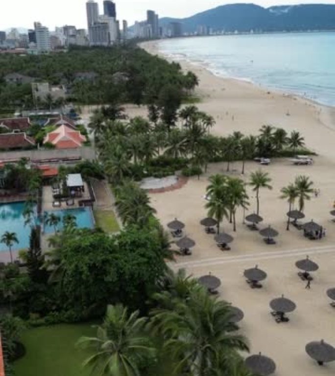 越南临海沙滩上的酒店和游泳池鸟瞰图