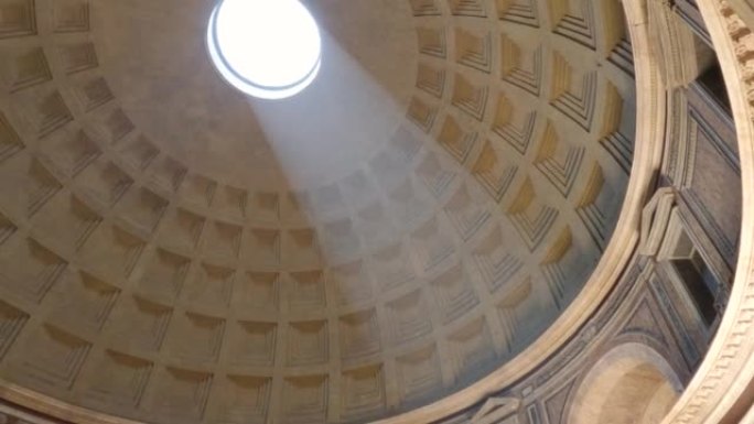 来自意大利罗马万神殿顶部圆顶的空灵光线