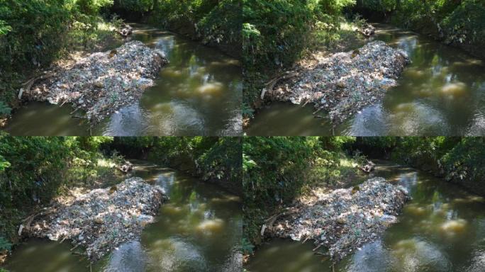 漂浮在热带河流中的污染，从桥上可以看到。生态问题
