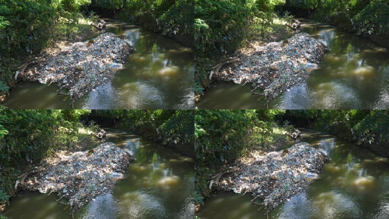 漂浮在热带河流中的污染，从桥上可以看到。生态问题
