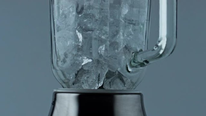 冰块容器坠落特写。装有冰块的鸡尾酒搅拌器