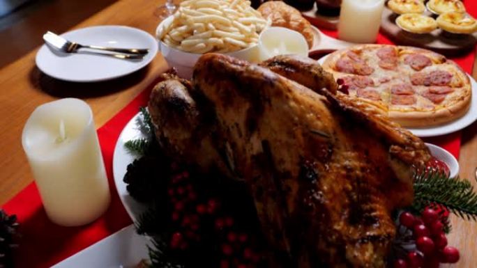 圣诞晚餐，烤火鸡，餐桌上的特殊食物，用于圣诞晚餐庆祝，圣诞庆祝概念