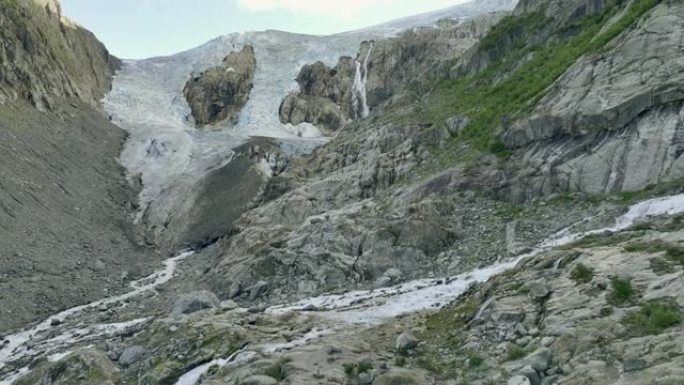 挪威冰川的鸟瞰图冬天寒冷结冰石头山