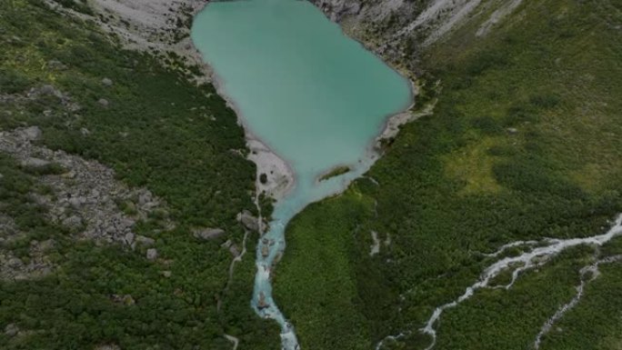 挪威冰川湖的风景鸟瞰图