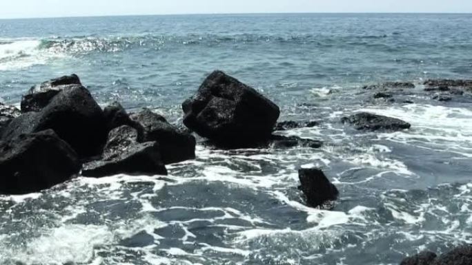 夏威夷大岛黑色火山岩与海浪破裂