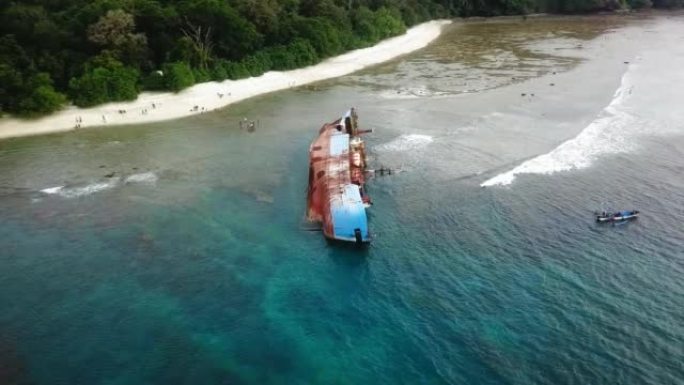 印度尼西亚Pangadaran海岸上生锈的废弃渔船的无人机视图