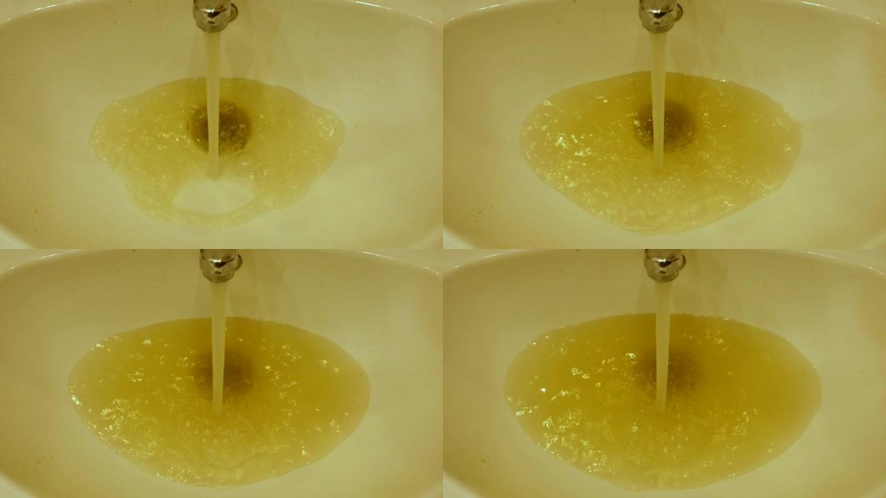 肮脏生锈的饮用水从公寓的水龙头流出。城市供水中的污水问题淡水濒危