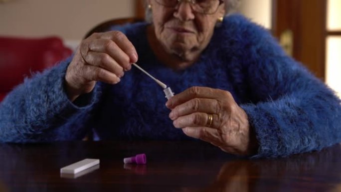 老妇人拿着棉签鼻子收集可能的阳性新型冠状病毒肺炎