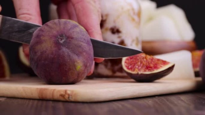 用红色果肉切成薄片的成熟紫色无花果