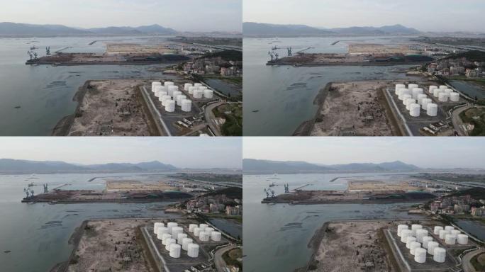 沿海港口和储油的鸟瞰图