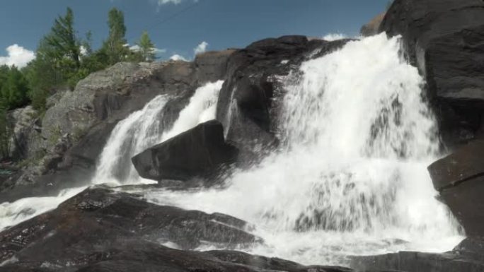 公园里岩石瀑布的飞溅水