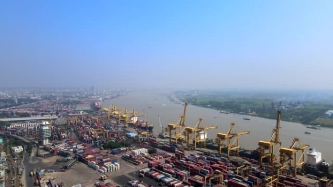 港口地面上的商业运输集装箱在孟加拉国吉大港港口城市等待运输。