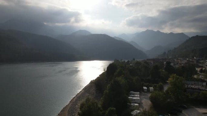 悬停在高山湖上，面向太阳的空中射击