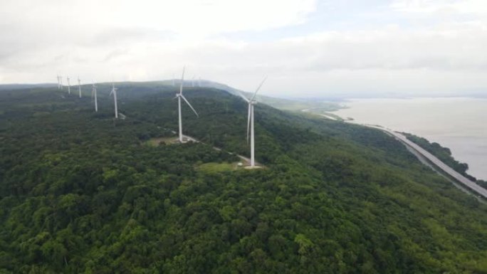 空中拍摄山上的风电场和太阳能发电场，发电风车，生产清洁可再生能源的风力涡轮机