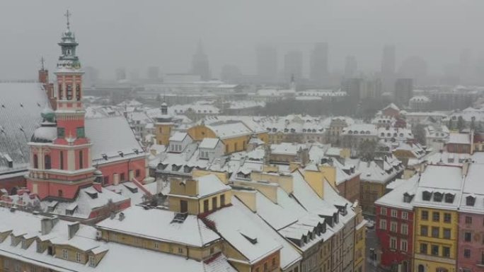 冬季雪城鸟瞰图。城市降雪。波兰华沙。华沙老城区 (凝视miast0) 市中心的天际线。摩天大楼。