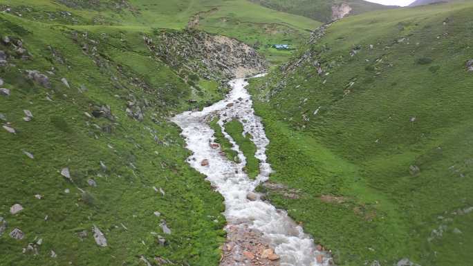 山谷牧区河水 天然河 流动的水急速水流
