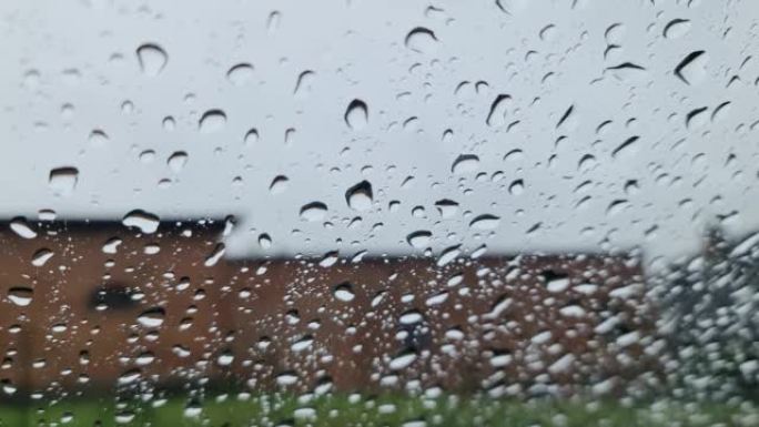 近距离观看时，雨滴从车窗上流下。