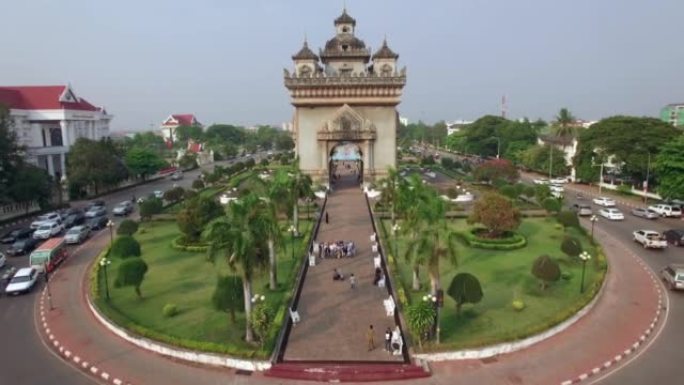 老挝万象帕图塞公园的帕图塞国家地标帕图塞胜利门周围的人群和交通鸟瞰图