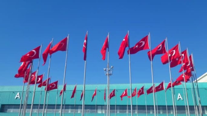 许多土耳其国旗在蓝天下挥舞