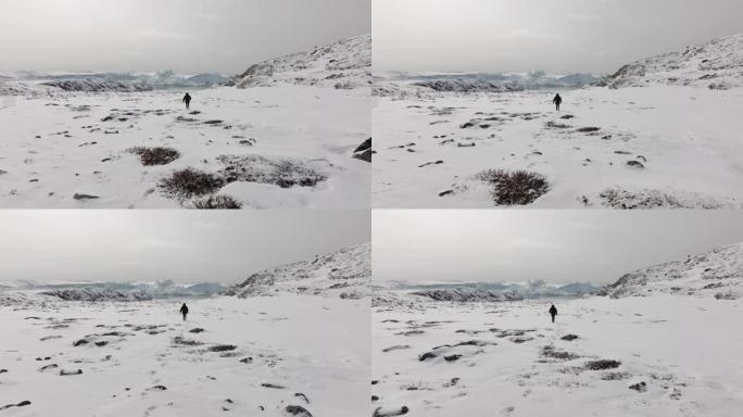 男子在雪地上留下脚印的极宽镜头