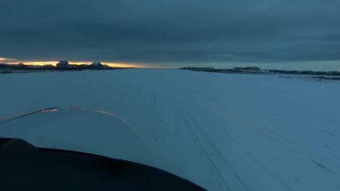 飞机降落在加拿大白雪皑皑的冰冻跑道上