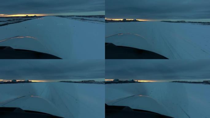 飞机降落在加拿大白雪皑皑的冰冻跑道上