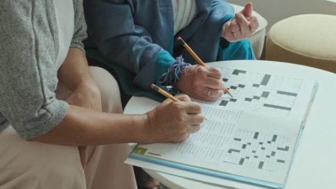 解决填字游戏的高级女性