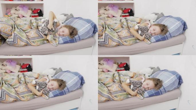 小女孩睡在儿童房的枕头上