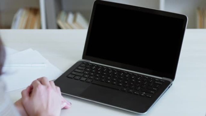 空白显示虚拟学习女性笔记本电脑黑色