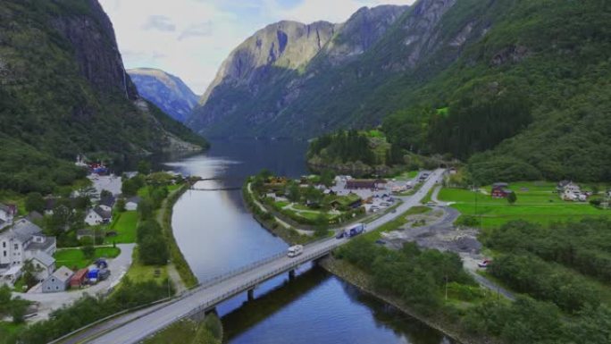 穿越挪威乡村的道路上的汽车风景鸟瞰图
